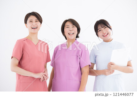 看護師の横並びのカメラ目線複数3人イメージ　大笑いの笑顔 121446077