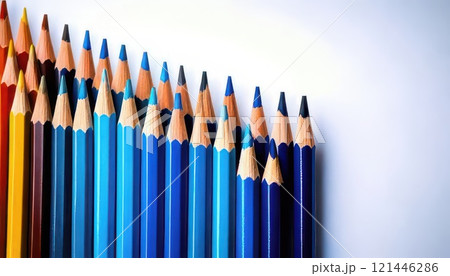 《AI画像》きれいに並んだ色鉛筆 121446286