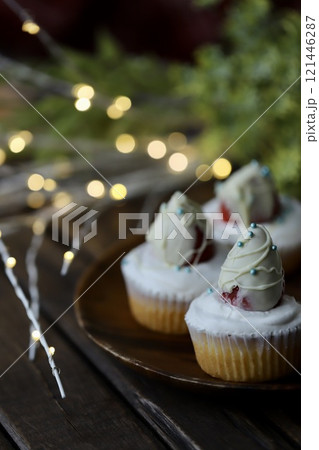 クリスマス用に作った米粉のチョコイチゴカップケーキ クリスマス用に作った米粉のチョコイチゴカップケーキ 121446287