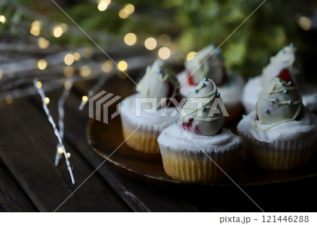 クリスマス用に作った米粉のチョコイチゴカップケーキ クリスマス用に作った米粉のチョコイチゴカップケーキ 121446288