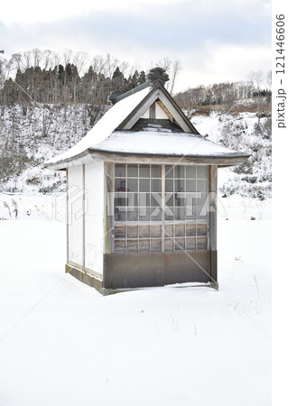 冬の北海道八雲町落部で畑わきの地蔵堂の風景を撮影 121446606