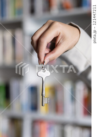 鍵を持った人 121447211