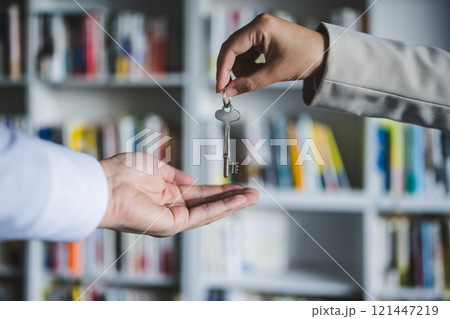 鍵を渡す 121447219