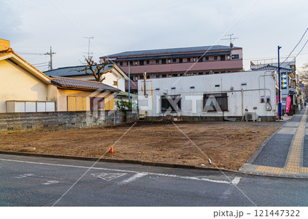 住宅の解体で角地にできた更地 121447322