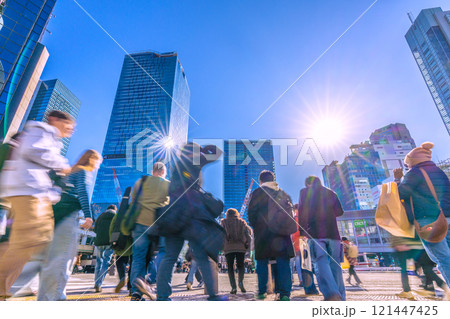 日本の東京都市景観 年の瀬。外国人観光客らで賑わう渋谷スクランブル交差点…いざ、新時代へ…=21日 日本の東京都市景観 年の瀬。外国人観光客らで賑わう渋谷スクランブル交差点…いざ、新時代へ…=21日 121447425