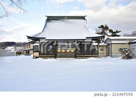 冬の北海道八雲町落部で温谷山東流寺境内の風景を撮影 冬の北海道八雲町落部で温谷山東流寺境内の風景を撮影 121447559