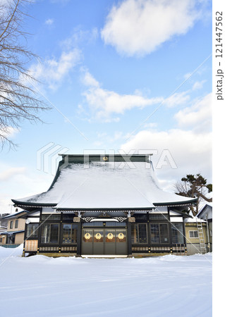 冬の北海道八雲町落部で温谷山東流寺境内の風景を撮影 冬の北海道八雲町落部で温谷山東流寺境内の風景を撮影 121447562
