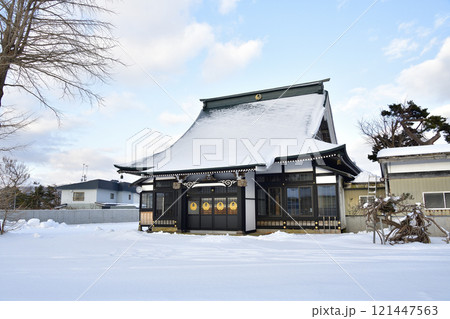 冬の北海道八雲町落部で温谷山東流寺境内の風景を撮影 冬の北海道八雲町落部で温谷山東流寺境内の風景を撮影 121447563
