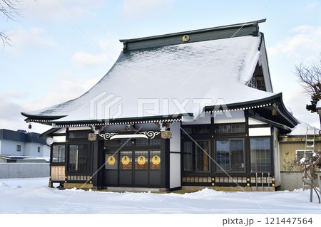 冬の北海道八雲町落部で温谷山東流寺境内の風景を撮影 121447564