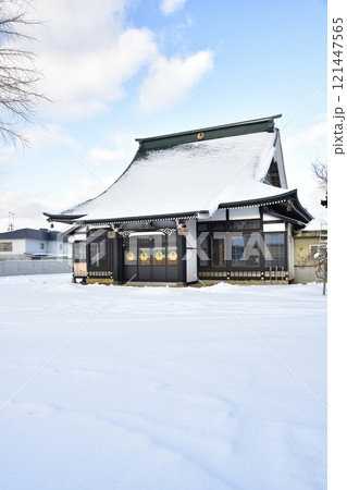 冬の北海道八雲町落部で温谷山東流寺境内の風景を撮影 121447565