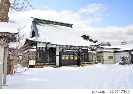 冬の北海道八雲町落部で温谷山東流寺境内の風景を撮影 冬の北海道八雲町落部で温谷山東流寺境内の風景を撮影 121447569