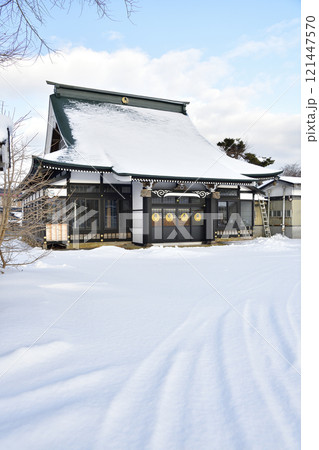 冬の北海道八雲町落部で温谷山東流寺境内の風景を撮影 121447570