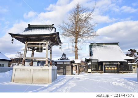 冬の北海道八雲町落部で温谷山東流寺境内の風景を撮影 121447575