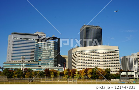 第二寝屋川沿いのビル群の風景 121447833