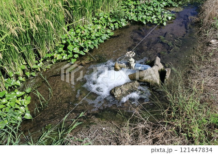 田圃に水を送る吐水口 121447834