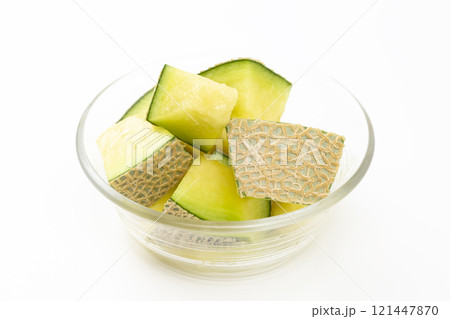 白背景にカットしたメロン 121447870