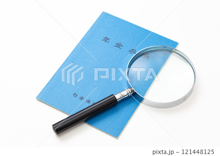 白背景に年金手帳と虫眼鏡 白背景に年金手帳と虫眼鏡 121448125