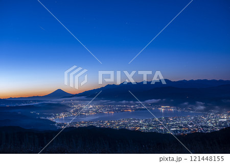 富士山と街明かり 121448155