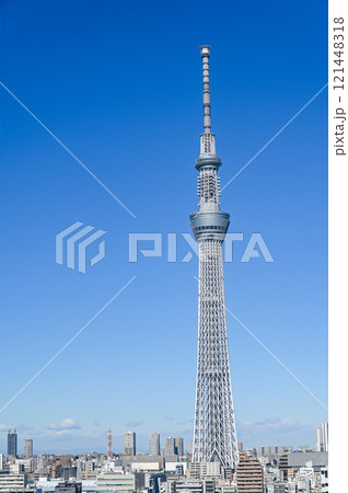 東京都の都市風景とスカイツリー 121448318
