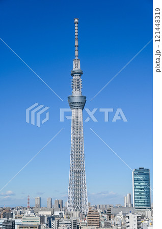東京都の都市風景とスカイツリー 121448319