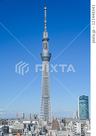 東京都の都市風景とスカイツリー 121448341