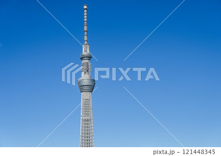 東京都の都市風景とスカイツリー 121448345