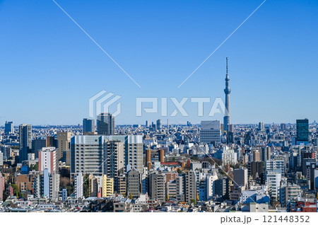 東京都の都市風景とスカイツリー 121448352