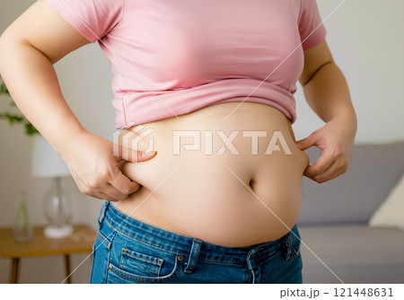 おなかの脂肪を気にする女性 121448631