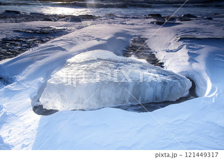 海岸に流れ着いた氷のかけら 121449317