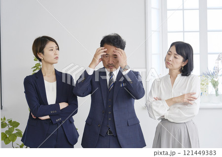 頭を抱えるビジネスマン 121449383