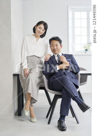 ビジネスウーマンとビジネスマンのポートレート オフィス カメラ目線 全身 ビジネスウーマンとビジネスマンのポートレート オフィス カメラ目線 全身 121449390