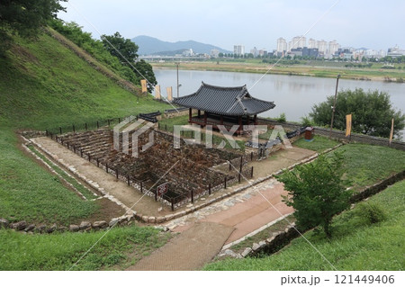 韓国光州市の公山城蓮池 韓国光州市の公山城蓮池 121449406