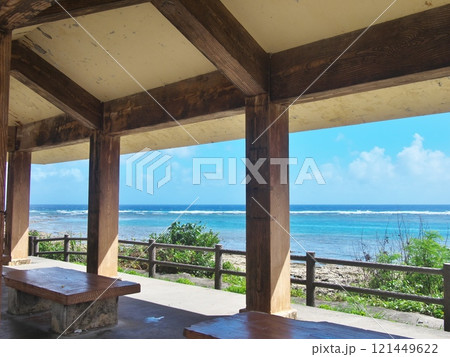 沖縄県糸満市　ジョン万次郎ビーチの風景 121449622