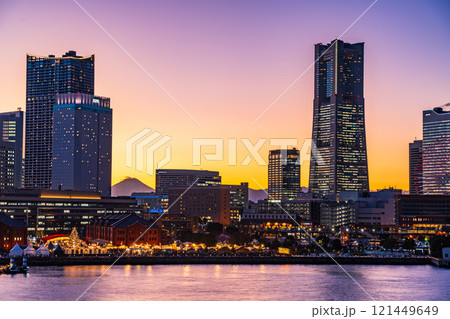 【神奈川県】横浜みなとみらい・ライトアップ・イルミネーション ビルの谷間に富士山遠望 トワイライト 【神奈川県】横浜みなとみらい・ライトアップ・イルミネーション ビルの谷間に富士山遠望 トワイライト 121449649