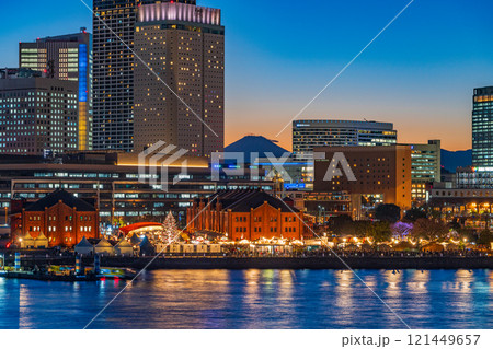 【神奈川県】横浜みなとみらい・ライトアップ・イルミネーション　ビルの谷間に富士山遠望　トワイライト 121449657