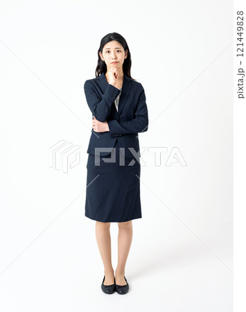 困った表情をするスーツ姿の若い女性 困った表情をするスーツ姿の若い女性 121449828