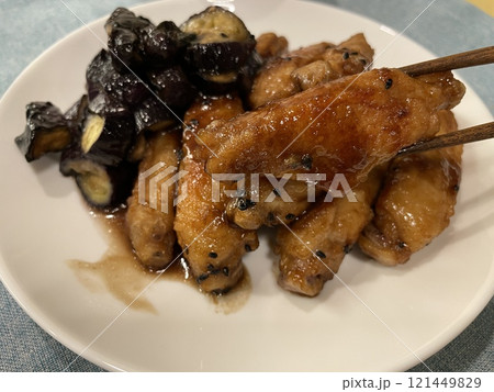 手羽中とナスの甘辛煮 121449829