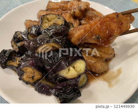 手羽中とナスの甘辛煮 121449830