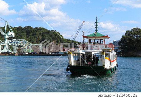 尾道と対岸の向島を結ぶ小型フェリー航路（尾道から眺める、富浜航路のフェリー） 121450328