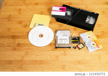 アナログとデジタルの記録メディア 121450772