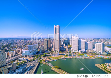 日本の横浜都市景観 総帆展帆の日本丸や富士山、桜木町駅、横浜ランドマークタワーなどを望む＝3日 121451067