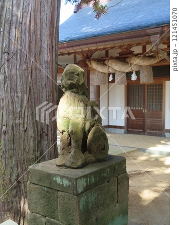 八岐大蛇の神話と縁結びの八重垣神社の松江名産の来待石の狛犬、島根県松江市 八岐大蛇の神話と縁結びの八重垣神社の松江名産の来待石の狛犬、島根県松江市 121451070