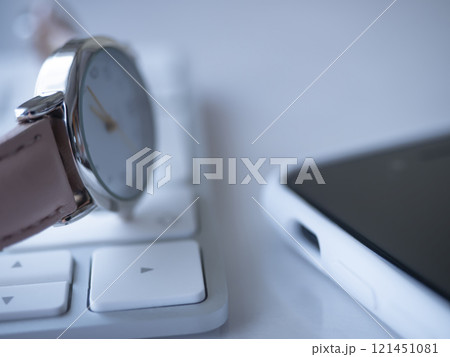 テーブルに置かれたキーボードとスマホと腕時計 テーブルに置かれたキーボードとスマホと腕時計 121451081