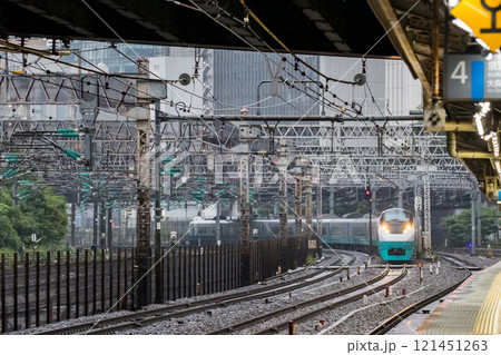 【東京上野ライン】早朝の田町駅を通過する特急列車 121451263