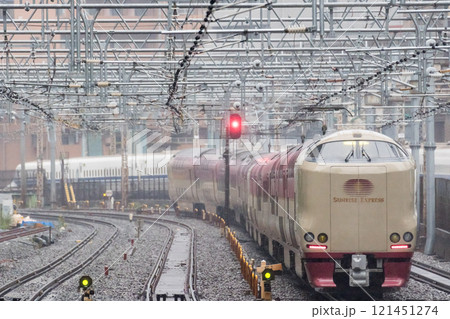 【東海道本線】早朝の田町駅を通過するサンライズ瀬戸・出雲 121451274