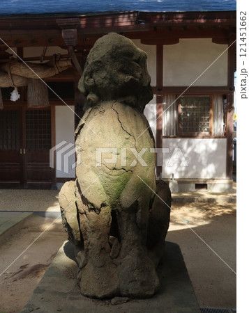 八岐大蛇の神話と縁結びの八重垣神社の松江名産の来待石の狛犬、島根県松江市 121451662