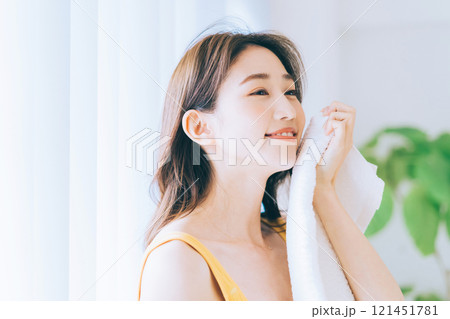 タオルで顔を拭く女性 タオルで顔を拭く女性 121451781