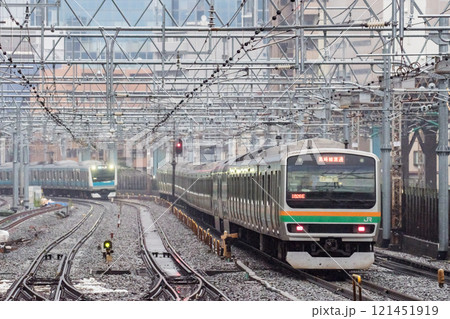 【東京上野ライン】早朝の田町駅を通過する普通列車 【東京上野ライン】早朝の田町駅を通過する普通列車 121451919