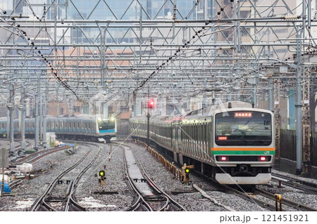 【東京上野ライン】早朝の田町駅を通過する普通列車 【東京上野ライン】早朝の田町駅を通過する普通列車 121451921