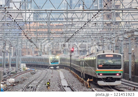 【東京上野ライン】早朝の田町駅を通過する普通列車 【東京上野ライン】早朝の田町駅を通過する普通列車 121451923